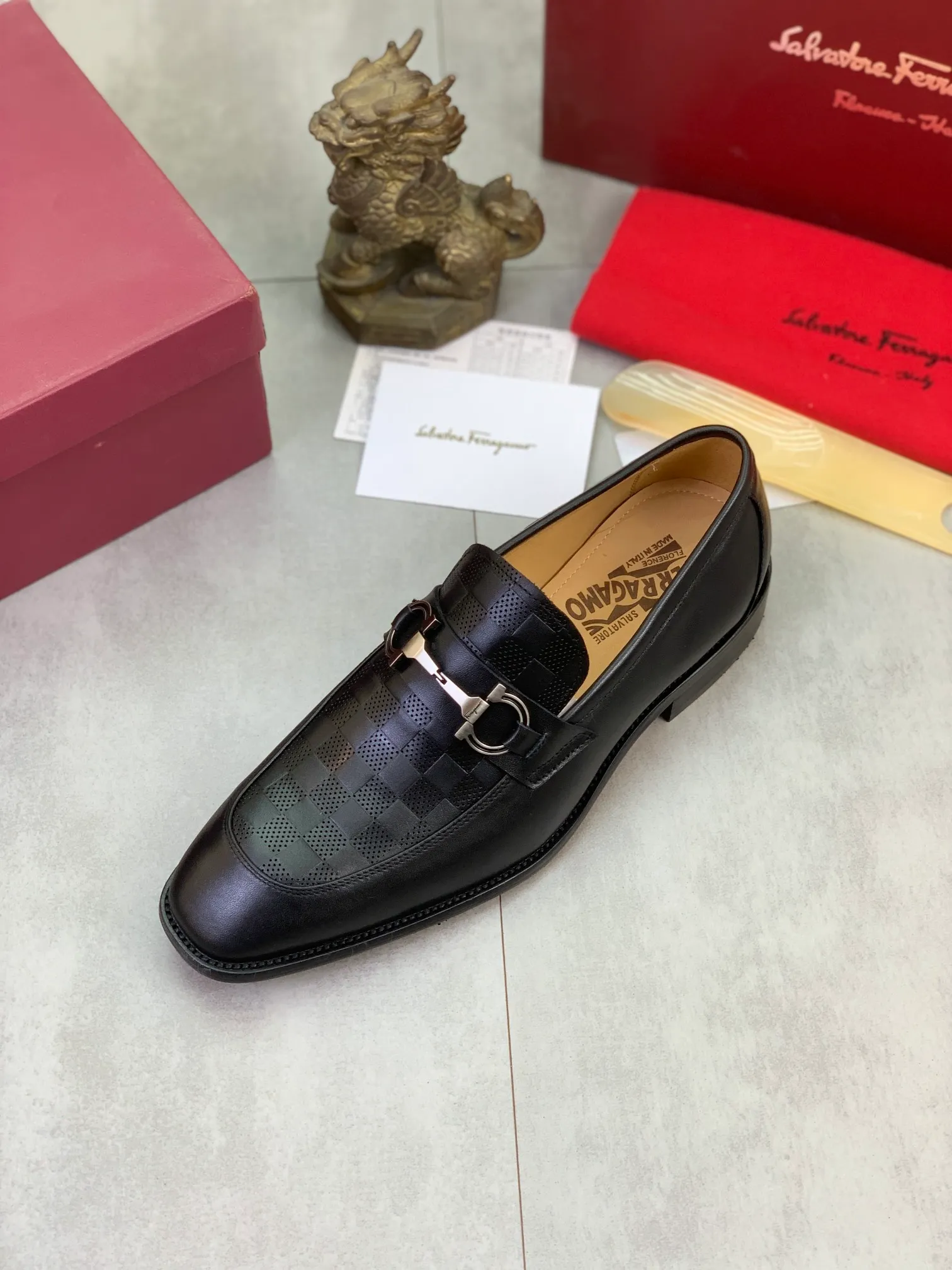 Men's Men's Shoes 💰P460💰[New Style] Water-dyed Niuli 🆘[Salvatore Ferragamo] Ferragamo's latest casual business leather shoes for men! Available at counters simultaneously! The fabric is made of specially imported original calfskin, and the interior is made of imported water-dyed cowhide. It is absolutely luxurious and leads the fashion trend. Matching code: 38-47 black optional